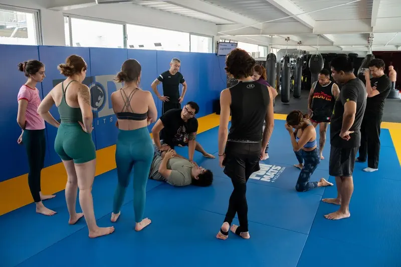 Grupo practicando en el tatami