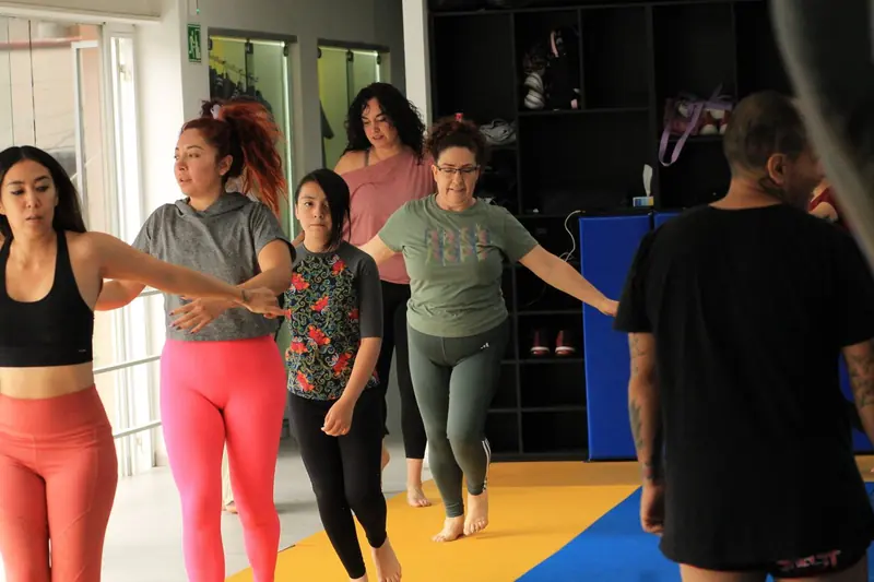 Grupo practicando una técnica de pie