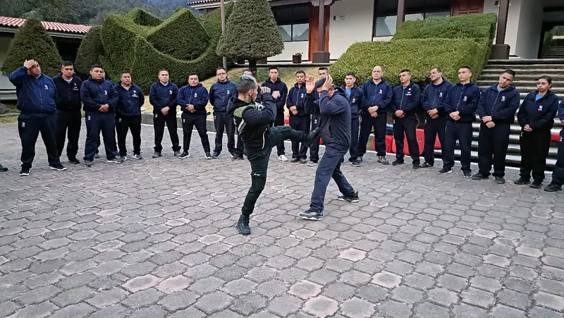 Taller al aire libre para un equipo de seguridad